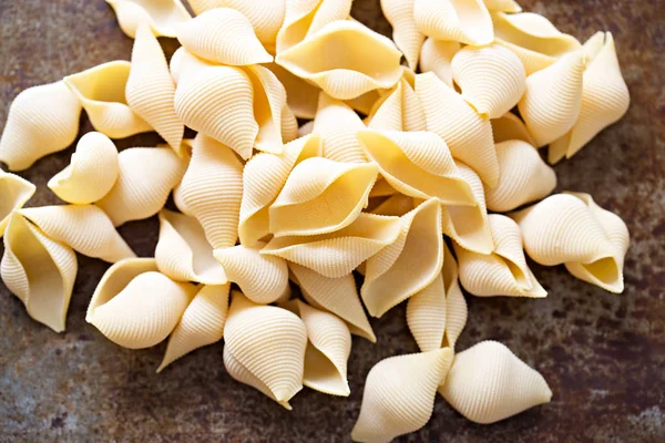 Textured seashell dundrum semolina pasta - Итальянская бронзовая die conchiglioni — стоковое фото