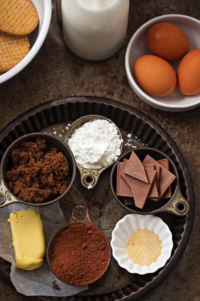 Ingrédients de pâtisserie au chocolat œufs, biscuits, chocolat, farine de maïs, chocolat, cacao, beurre — Photo