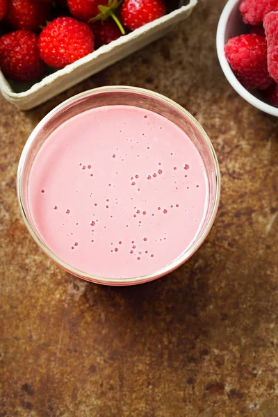 Smoothie de leite de soja de framboesa de morango — Fotografia de Stock