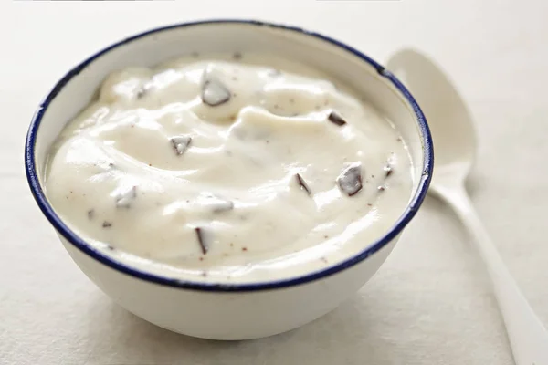Стрепсіателла йогурт в маленькій мисці з білою ложкою — стокове фото