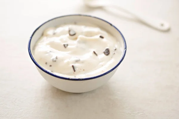 Yaourt stracciatella dans un petit bol avec cuillère blanche — Photo