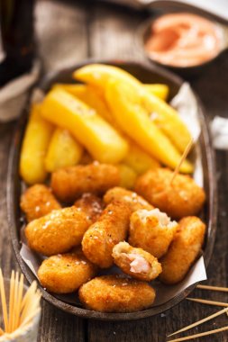 Scampi patates kızartması ve ketçap mayonez sos ile