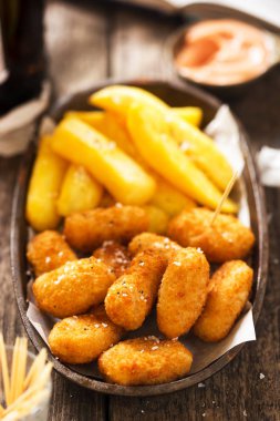 Scampi patates kızartması ve ketçap mayonez sos ile