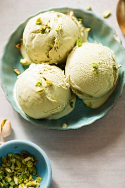 Mavi plaka üzerinde fıstıklı dondurma 