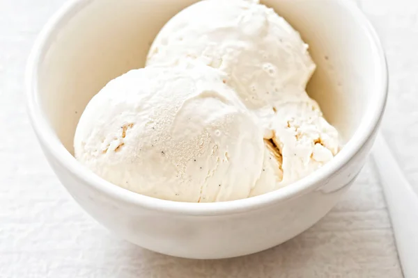 Vanille-ijs scoops in witte kom — Stockfoto