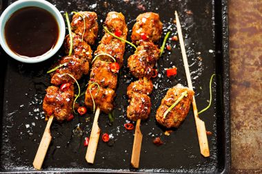Teriyaki chilli sığır eti tatlı yapışkan şişleri