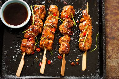 Teriyaki chilli sığır eti tatlı yapışkan şişleri
