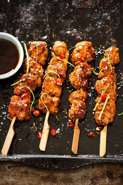 Teriyaki chilli sığır eti tatlı yapışkan şişleri