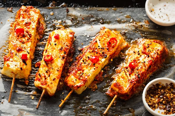 Spiedino per barbecue al formaggio Halloumi con peperoncino — Foto Stock