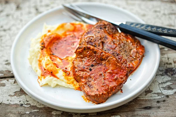 Steak de boeuf à la sauce tomate avec purée de tomates — Photo