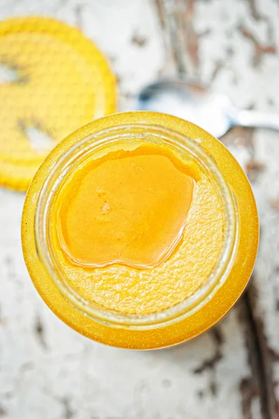 단 물 라임 꿀 항아리에 — 스톡 사진