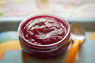 Ev yapımı kırmızı pancar bebek maması kavanoz içinde 