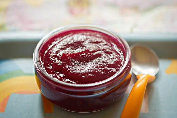 Ev yapımı kırmızı pancar bebek maması kavanoz içinde 
