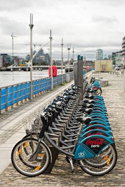 Kongre Merkezi, Kuzey Dock, üzerinde nokta Tiyatrosu ve Liffey Nehri yakın, Dublin, İrlanda, bulutlu, yaz günü, 16 Ağustos 2017 Dublin Bisiklet istasyonu