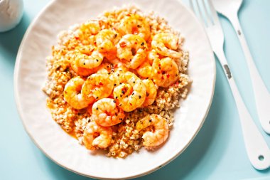 Arpa ile tatlı biber soslu karides 