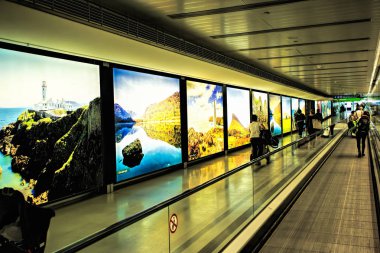 Dublin Airport insanlar, seyahat bavul geçit yürüyen merdiven üzerinde ile hareket vurgulanan görüntüleri ile İrlanda'nın arka planda, Dublin Airport, Terminal 1, İrlanda, 15 Ağustos 2017 yolcular