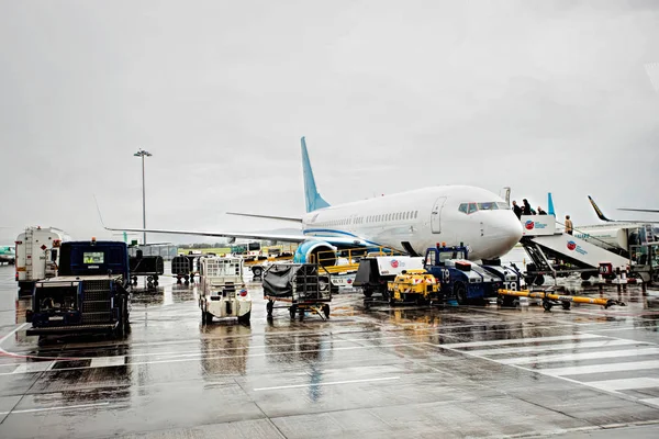 Passengers queueing and boarding low cost aeroplane on rainy summer day in Terminal 1, Dublin Airport, Dublin, Ireland, 14 August 2017 — Stock Photo, Image