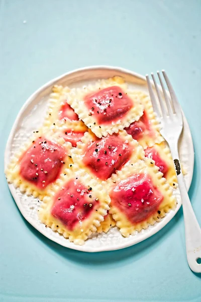 Ravioli van rode biet met olijfolie — Stockfoto