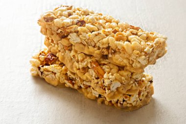 Patlamış mısır ve doğal badem, çubuklarıyla katmanlı tuzlu karamel temel 