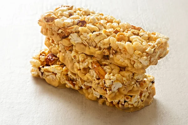 Patlamış mısır ve doğal badem, çubuklarıyla katmanlı tuzlu karamel temel 