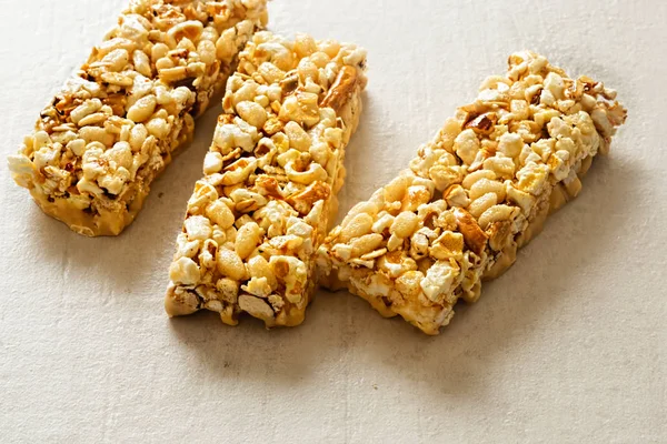 Patlamış mısır ve doğal badem, çubuklarıyla katmanlı tuzlu karamel temel 