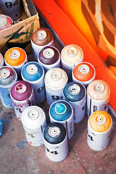 Coloridas latas de pintura en aerosol por pintura de graffiti — Foto de Stock