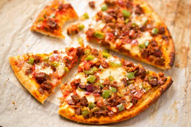 Özensiz Giuseppe-sıcak baharatlı sığır eti, yeşil biber Pizza 