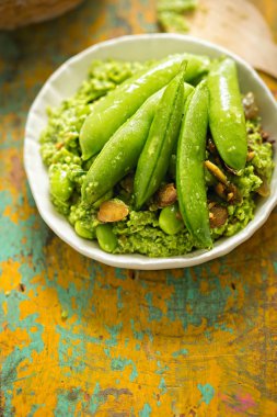 Edamame, soya fasulyesi, şeker ek bezelye, ıspanak, limon bezelye daldırma ile tohum kavrulmuş