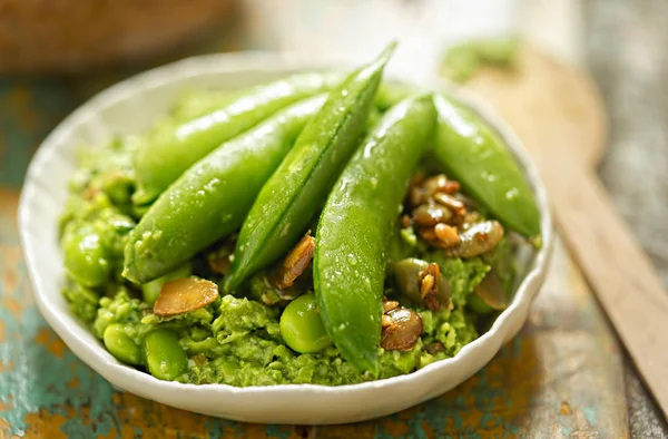 Edamame, soya fasulyesi, şeker ek bezelye, ıspanak, limon bezelye daldırma ile tohum kavrulmuş