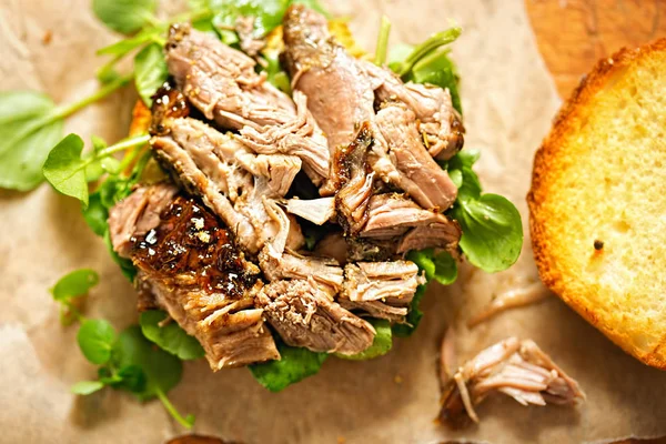 Hamburguesa de cordero y berro de cocción lenta — Foto de Stock