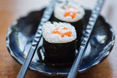 Somon tekka maki sushi roll 
