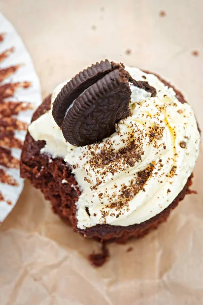 Chocolate cupcake with cream filled cookie — Stock Photo, Image