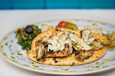 Lübnan tavuk taouk. Izgara tavuk Marine fileto, humus, bebeğim ganoush, soğanlı zeytin ve pide 
