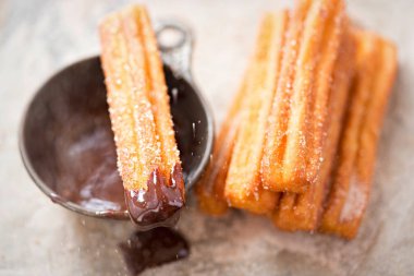 Şeker ve çikolata soslu Churros. 