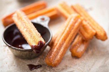 Şeker ve çikolata soslu Churros. 