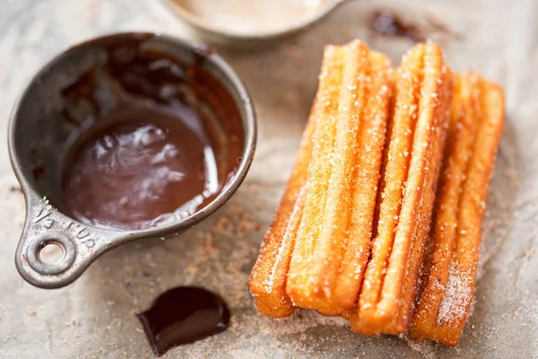 Şeker ve çikolata soslu Churros. 