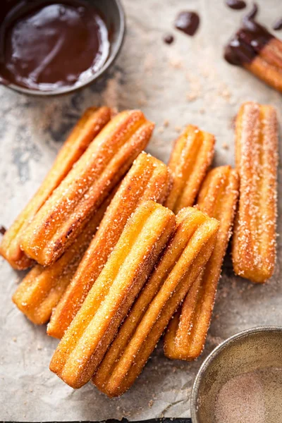 Şeker ve çikolata soslu Churros. 