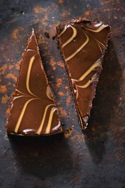 Tranches de gâteau au fromage brownie au chocolat. Gâteau au chocolat et au caramel avec morceaux de brownie sur base de biscuits au chocolat . — Photo