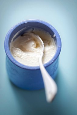 Mavi tencerede vanilya yoğurt
