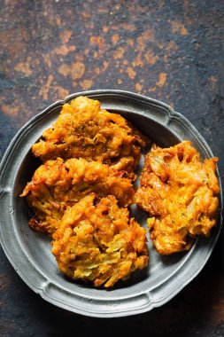 Soğan bhajis plaka üzerinde 