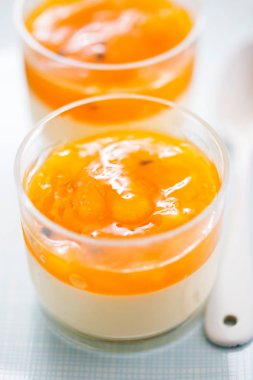Panna cotta tatlı mango ve tutku meyve jöle ile 