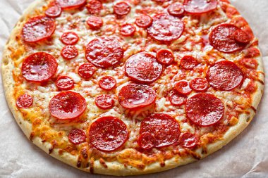 Pizza biberli peynir ve kekik ile 