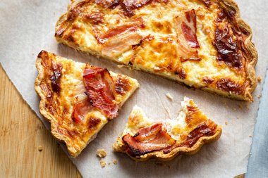 Quiche lorraine tedavi akçaağaç pastırma ve kaşar peyniri ile 