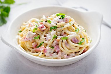 Pastırmalı spagetti ve maydanoz. 