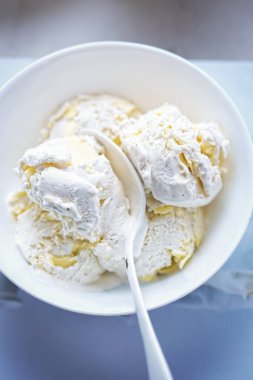 Beyaz çikolata parçaları ile vanilyalı dondurma