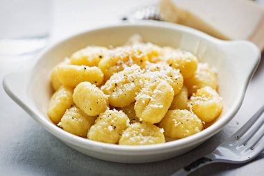 Gnocchi parmesan ve zeytin yağı ile 