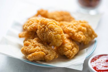 Hamuru ile tavuk parçaları, tatlı biber daldırma 