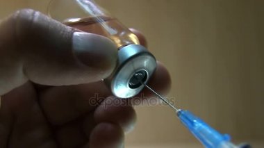 Doktor cam ampül ilaç kazanıyor şırınga
