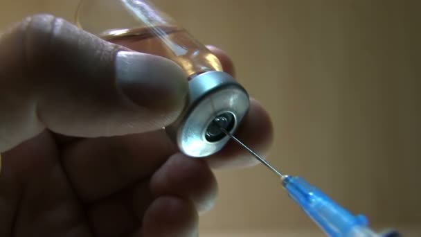 Médecin seringue gagner des médicaments à partir de verre Ampoule — Video