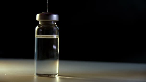 유리 앰 풀에서 주사기에 백신을 복구 하는 의사 — 비디오